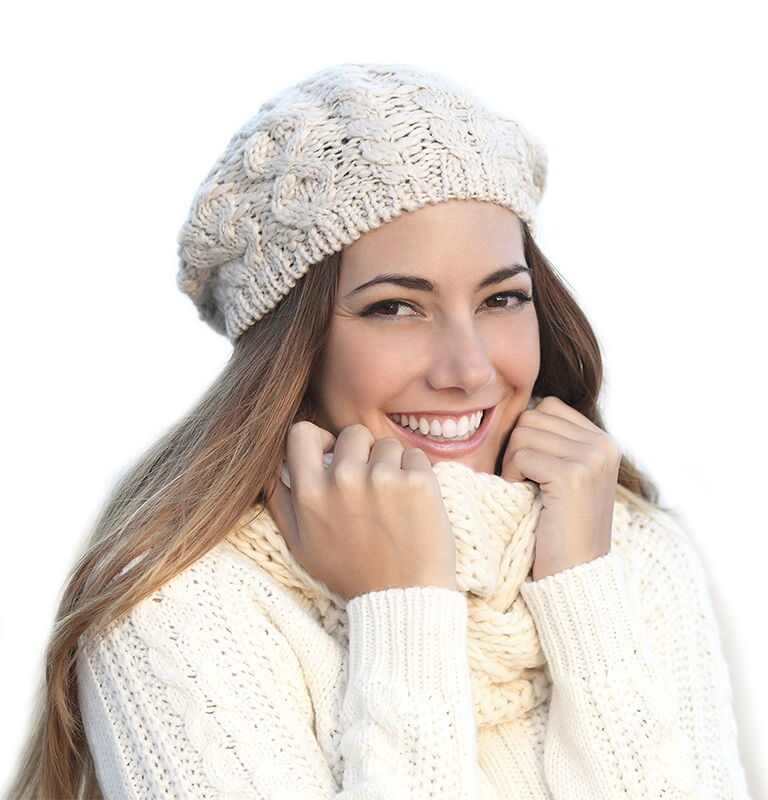 Lächelnde Frau, ©antonioguillem, stock.adobe.com Junge Frau lächelnd mit Strickmütze, Strickschal und Strickpullover